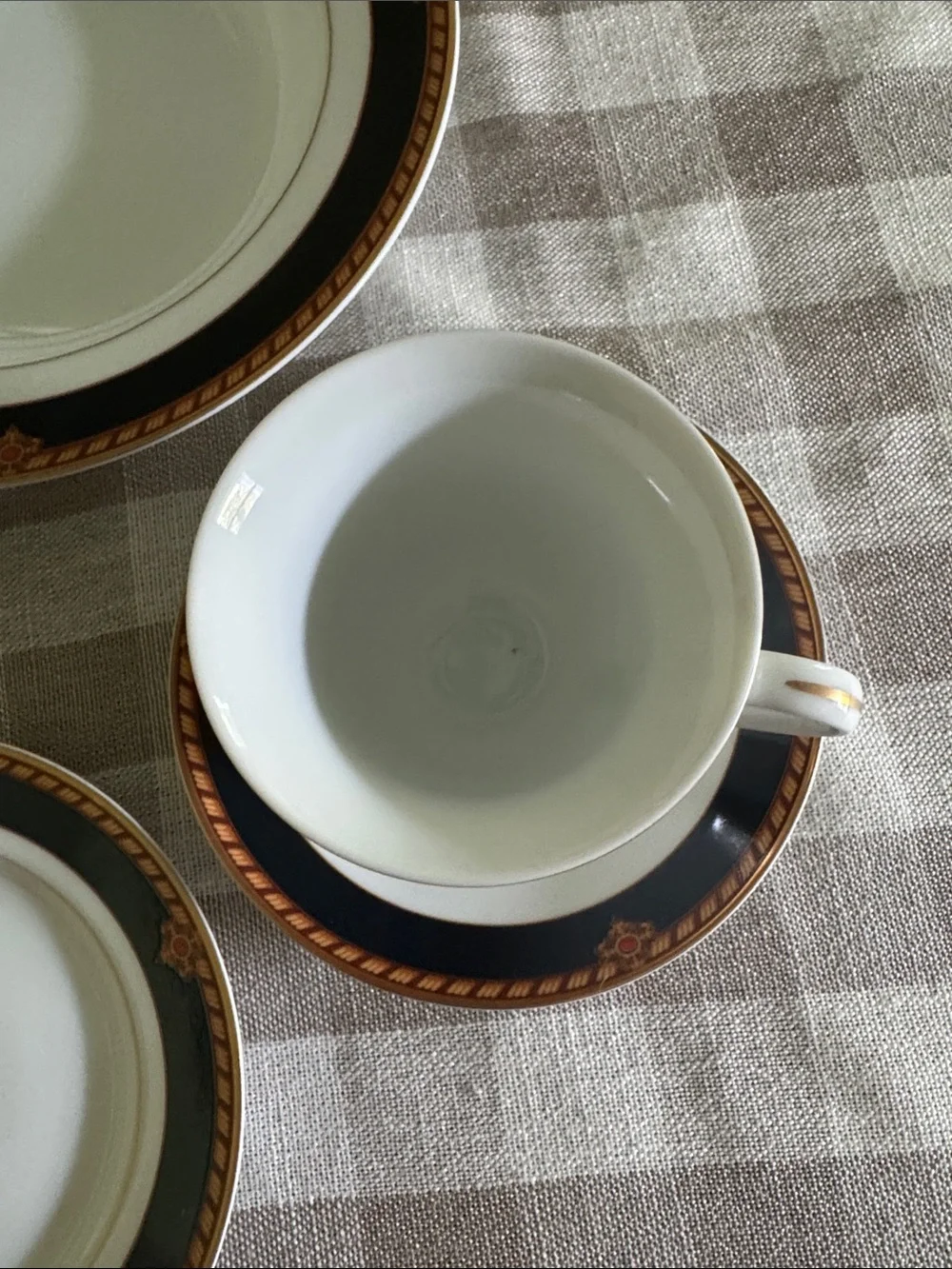 Wedgwood Embassy Collection Southbury 6 piece Dinnerware Set with Navy/Gold Trim